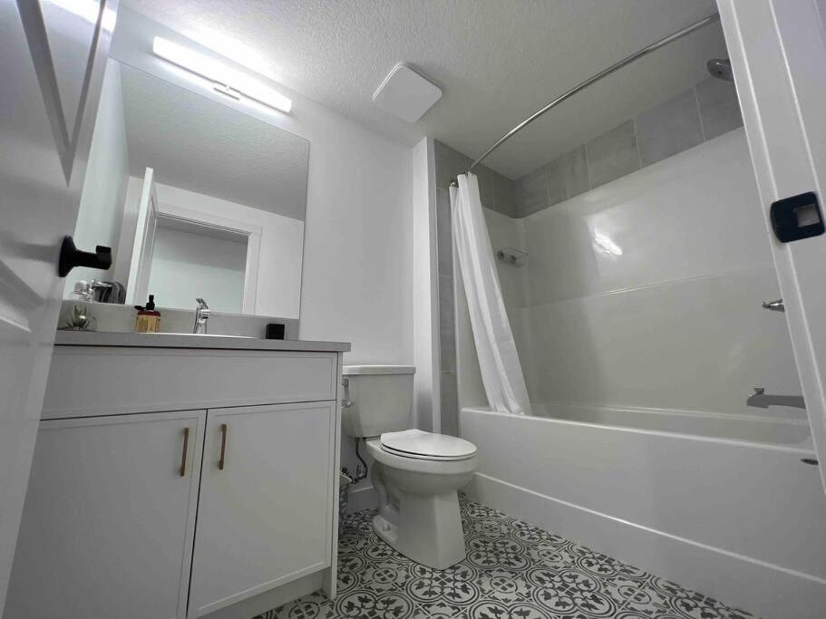Newly Built 2 Bedroom Suite With Free Parking - Close To Banff National Park, Calgary Bagian luar foto