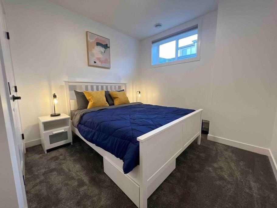 Newly Built 2 Bedroom Suite With Free Parking - Close To Banff National Park, Calgary Bagian luar foto