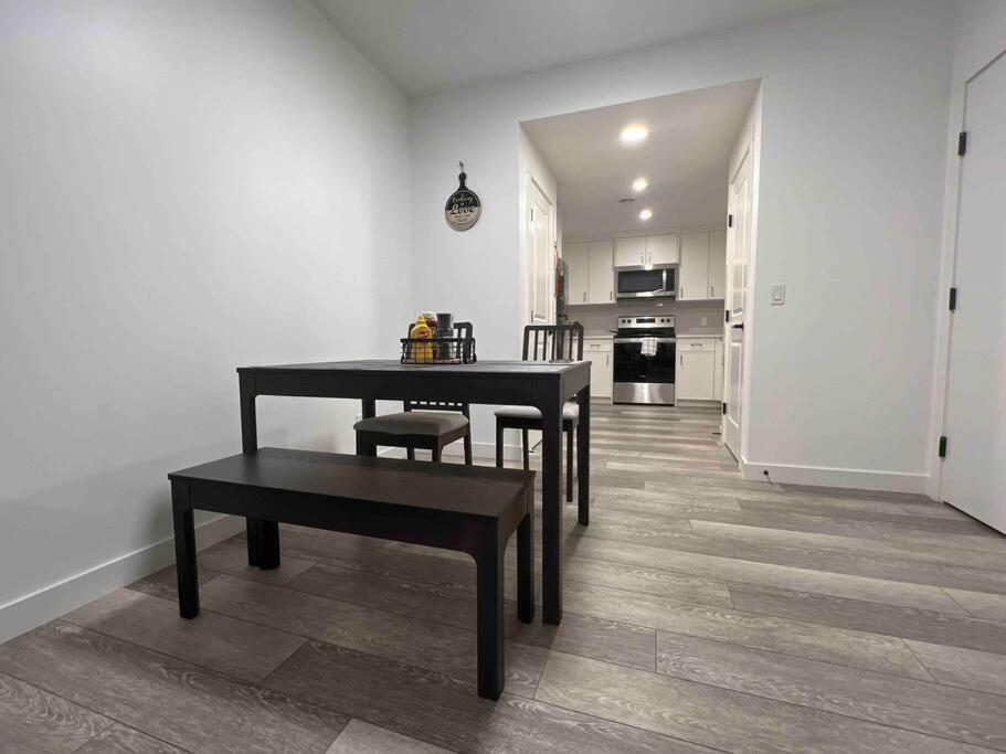 Newly Built 2 Bedroom Suite With Free Parking - Close To Banff National Park, Calgary Bagian luar foto