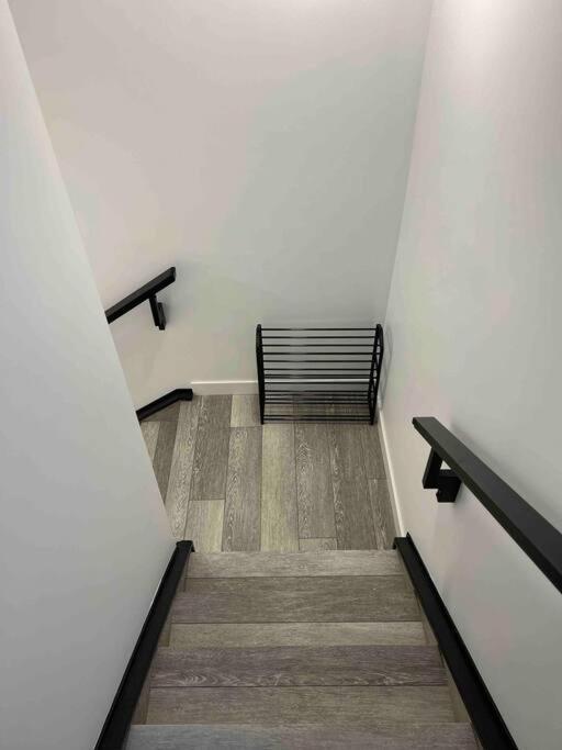 Newly Built 2 Bedroom Suite With Free Parking - Close To Banff National Park, Calgary Bagian luar foto