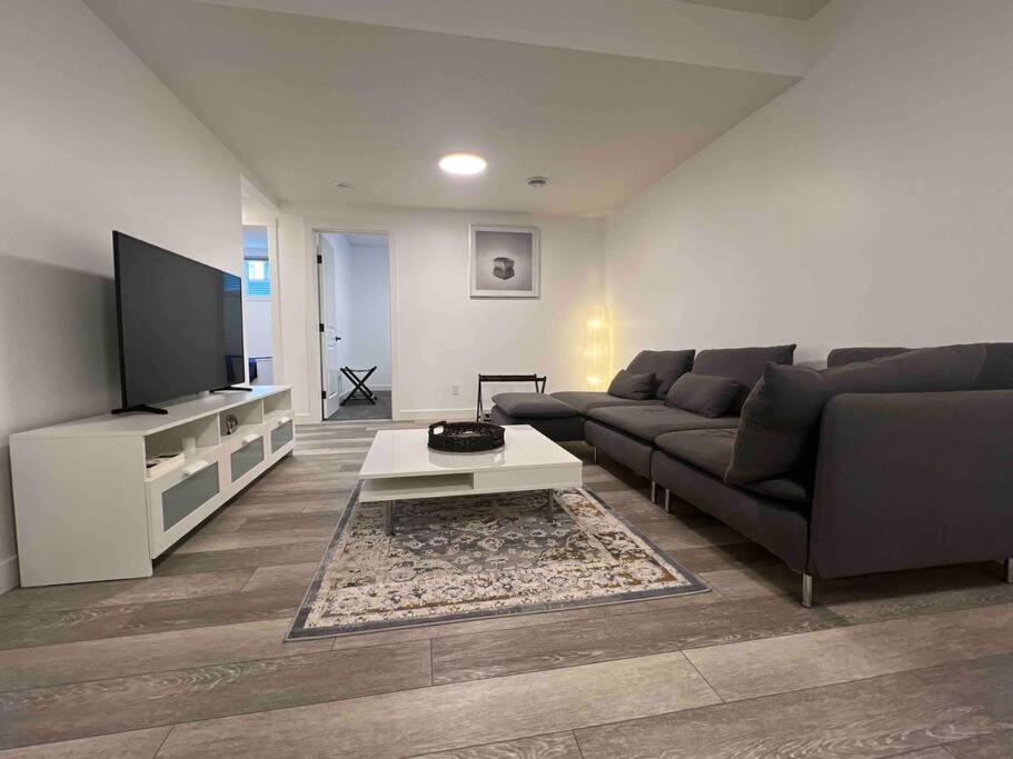 Newly Built 2 Bedroom Suite With Free Parking - Close To Banff National Park, Calgary Bagian luar foto