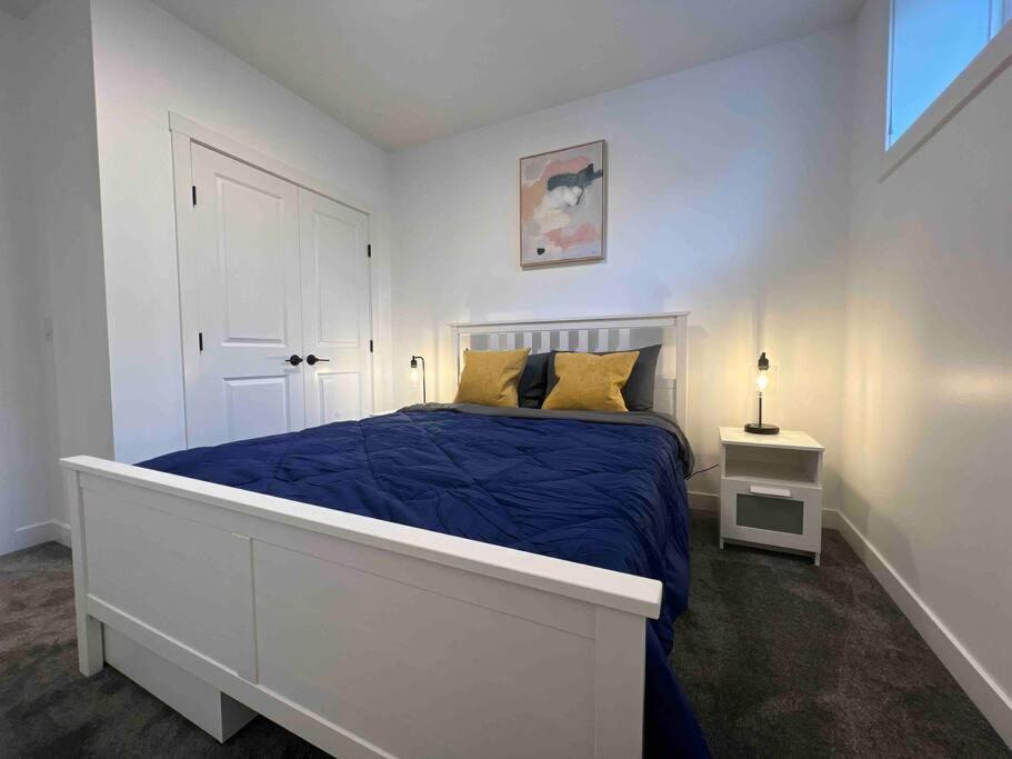 Newly Built 2 Bedroom Suite With Free Parking - Close To Banff National Park, Calgary Bagian luar foto