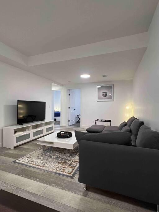 Newly Built 2 Bedroom Suite With Free Parking - Close To Banff National Park, Calgary Bagian luar foto