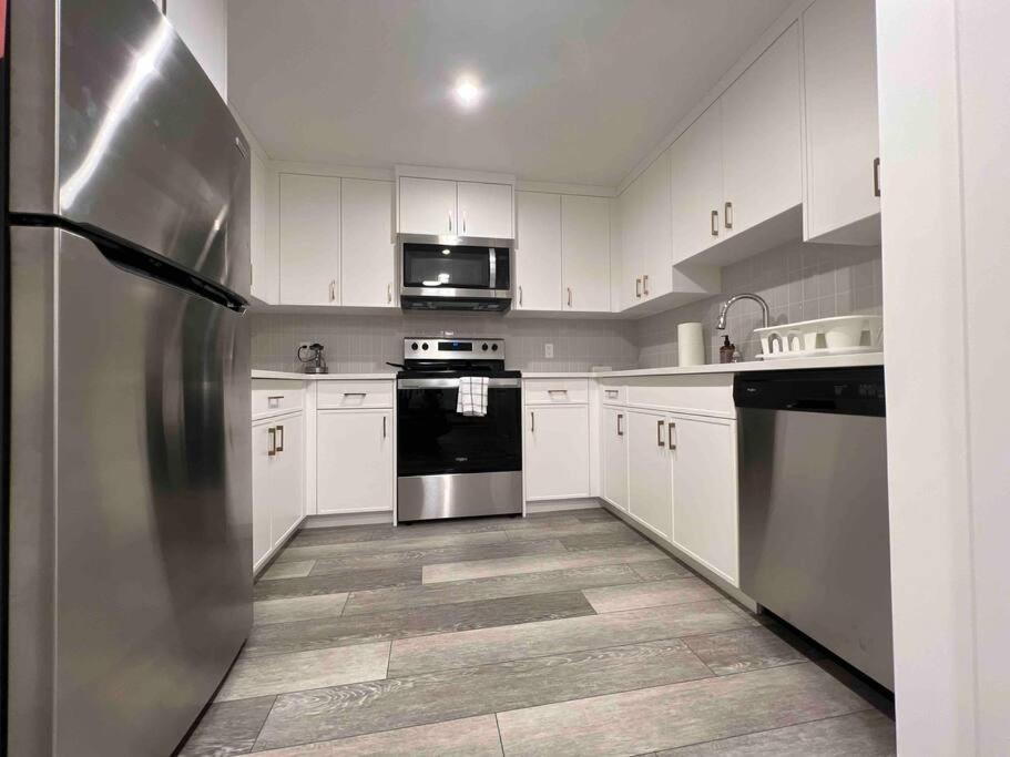 Newly Built 2 Bedroom Suite With Free Parking - Close To Banff National Park, Calgary Bagian luar foto