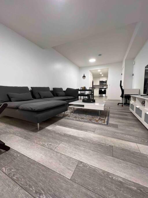 Newly Built 2 Bedroom Suite With Free Parking - Close To Banff National Park, Calgary Bagian luar foto