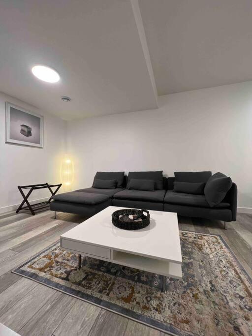 Newly Built 2 Bedroom Suite With Free Parking - Close To Banff National Park, Calgary Bagian luar foto